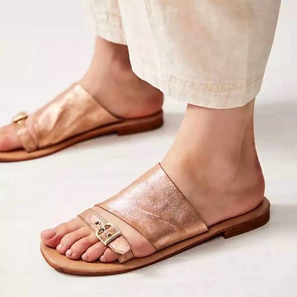 NEW FREE PEOPLE women\'s mila flat sandal in rose gold